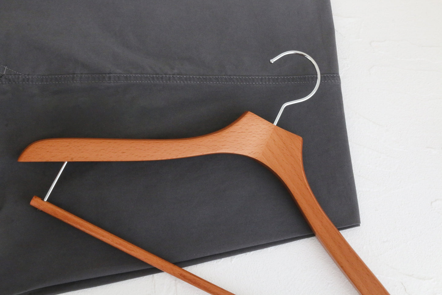 布のための注文の高級ブランドの木製のスーツのハンガーの木