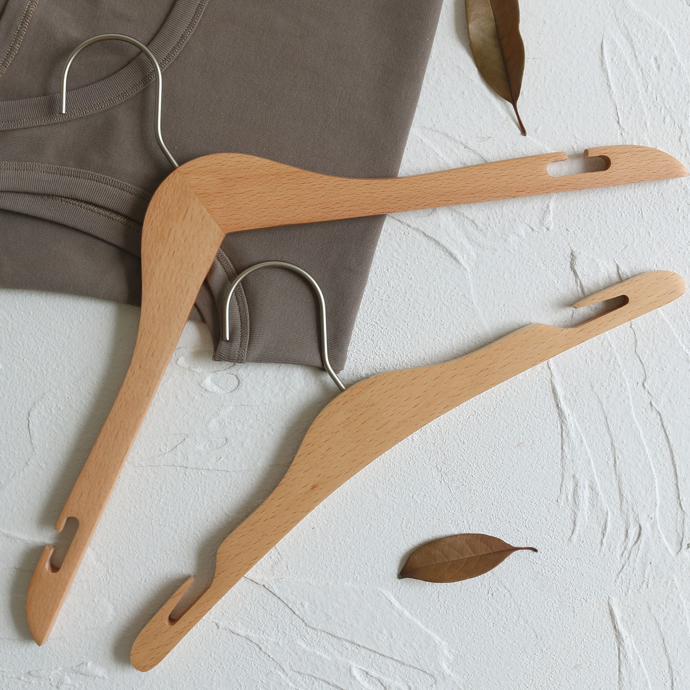 Beechwood top hanger with anti-slip notches