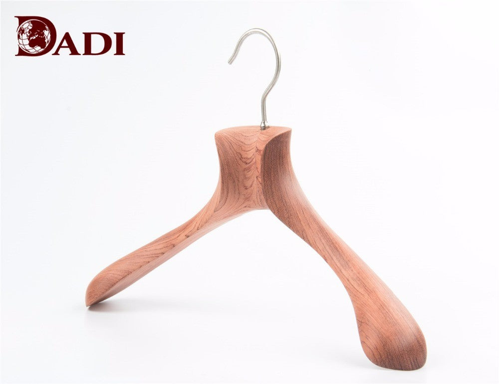 衣服のために壁に取り付けられた木製の重いコートラック