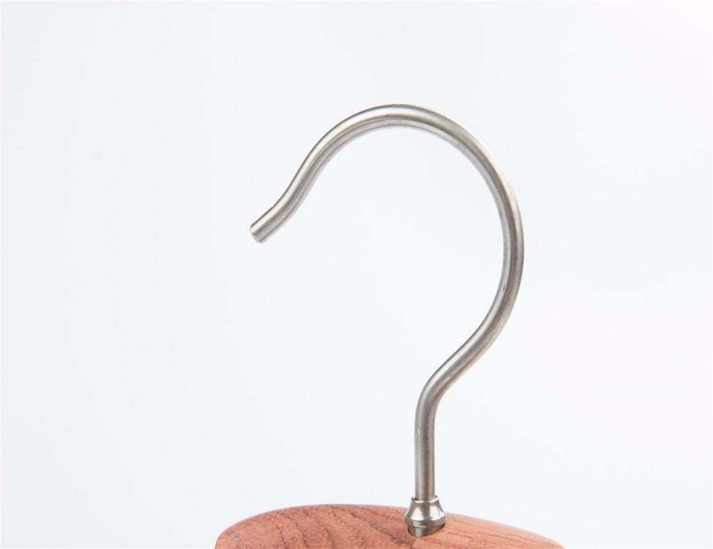 衣服のために壁に取り付けられた木製の重いコートラック