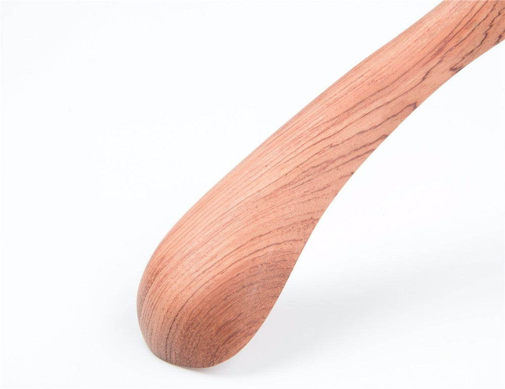 衣服のために壁に取り付けられた木製の重いコートラック