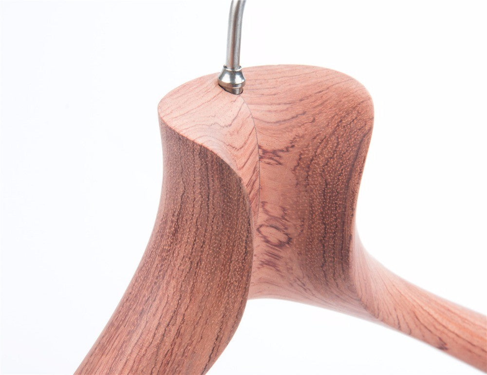 衣服のために壁に取り付けられた木製の重いコートラック