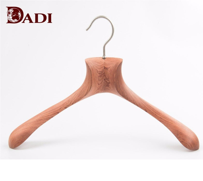 衣服のために壁に取り付けられた木製の重いコートラック