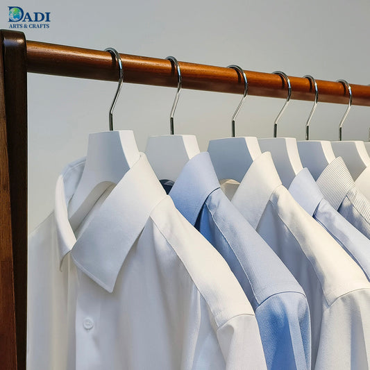 細部が決め手：オーダーハンガーに潜む「色」の落とし穴