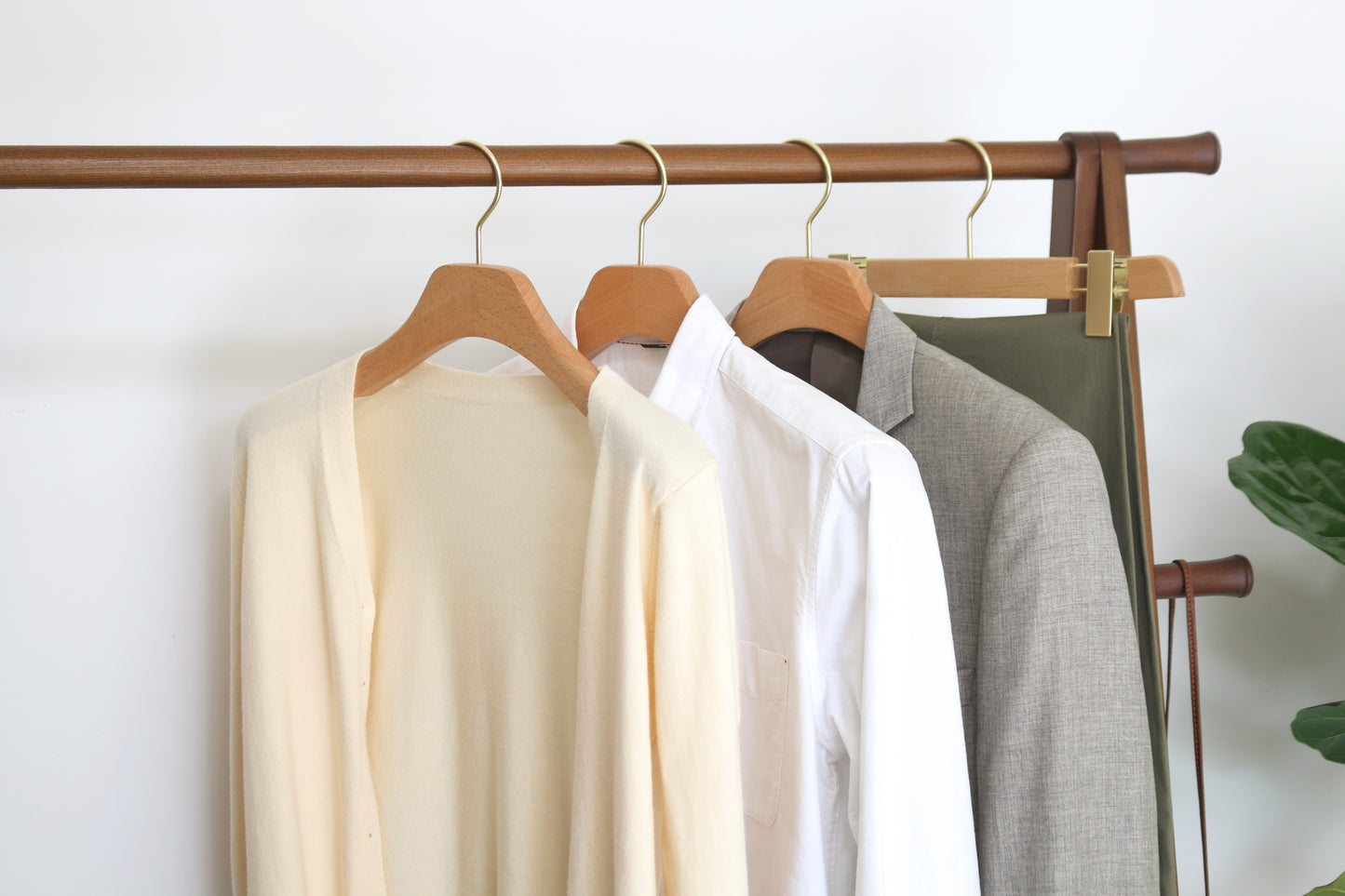 Beech Wood Hanger With Non-slip flocked Sholder For Man