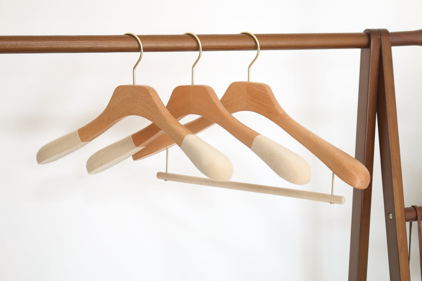 Beech Wood Hanger With Non-slip flocked Sholder For Man